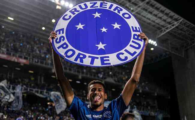 Adriano tem vínculo com o Cruzeiro até dezembro de 2022