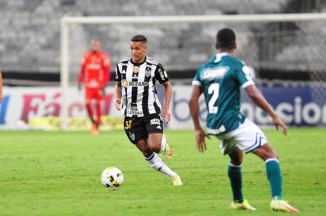 Meia-atacante Pedrinho entrou no segundo tempo do clssico contra o Amrica e precisou ser substitudo seis minutos depois, com dores na parte posterior da coxa direita. Jogador teve uma leso muscular com ruptura no tendo da regio posterior da coxa direita