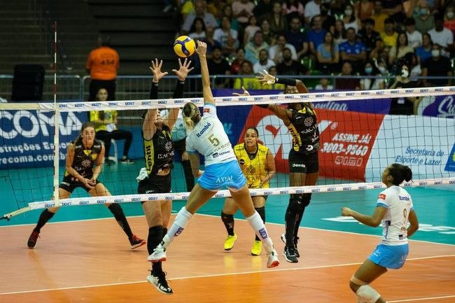 Minas venceu por 3 sets a 1 e saiu na frente do Praia na deciso da Superliga