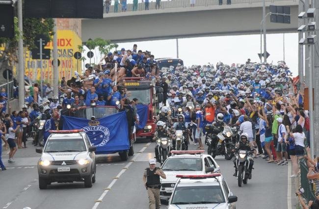 Depois de vencer o Vitria por 3 a 1 no Barrado, em Salvador, na noite de 13 de novembro de 2013, e confirmar o tricampeonato brasileiro, o Cruzeiro desembarcou em Confins numa quinta-feira e foi recebido por milhares de pessoas nas ruas de Belo Horizonte. O elenco desfilou em carro pela Avenida Antnio Carlos, pela Avenida Afonso Pena, no Centro, e foi em direo  sede do Barro Preto. Esta, sem dvida, foi a festa que envolveu o maior nmero de pessoas na capital mineira.