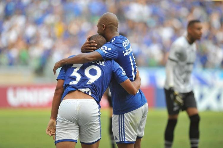 Joo Paulo marcou o primeiro gol do Cruzeiro, em cobrana de pnalti: 1 a 0