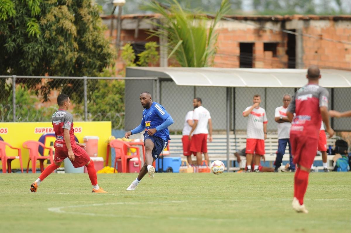 Com gol de Judivan e sob olhares dos membros do Ncleo Dirigente Transitrio, Raposa bateu o Bugre por 1 a 0