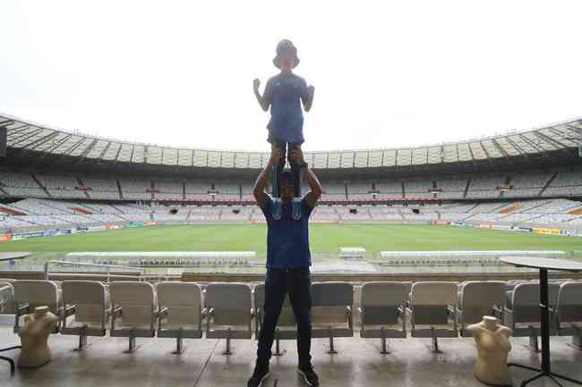 Criança que pediu comida para PM ganha ingressos para jogo do Cruzeiro no  Mineirão - Lance!