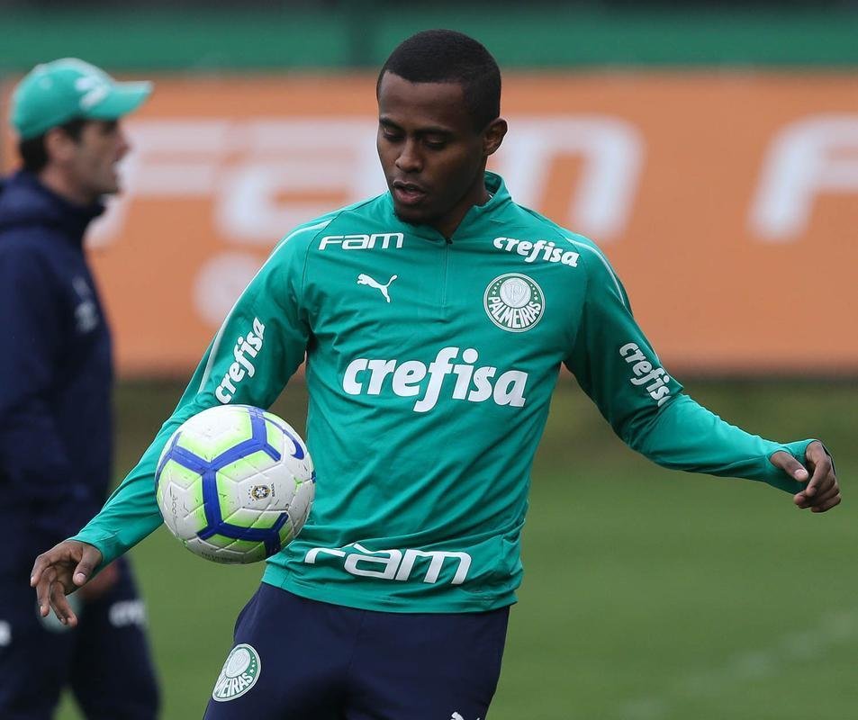 Carlos Eduardo foi contratado pelo Palmeiras por cerca de R$ 23 milhes, no incio do ano, mas diante da forte concorrncia, disputou apenas trs partidas na atual edio do Brasileiro