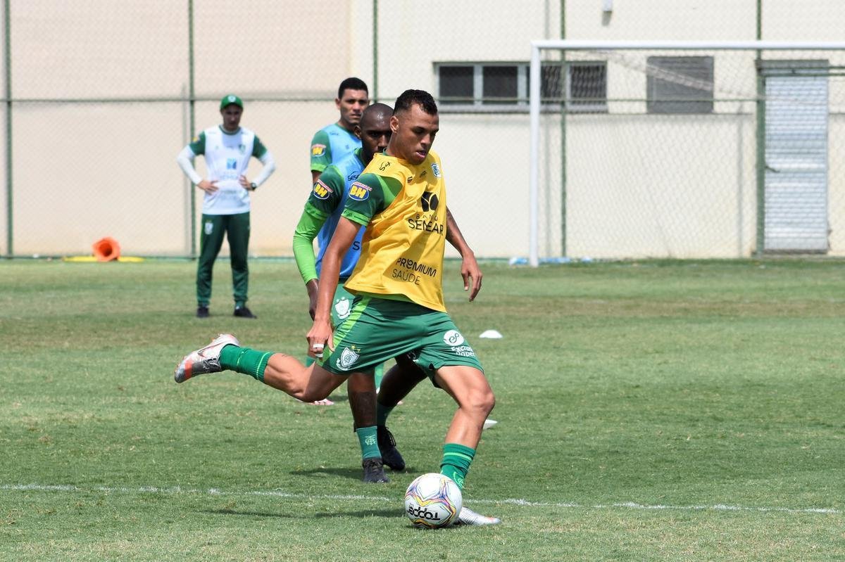 O América treinou na manhã desta quinta-feira (7), no CT Lanna Drumond, em Belo Horizonte. A atividade foi voltada para o confronto contra o Vitória, pela 33ª rodada da Série B do Campeonato Brasileiro. O duelo será realizado às 19h deste sábado (9), no Independência, em Belo Horizonte. Enquanto a equipe baiana luta contra o rebaixamento à Série C, o Coelho briga pelo tricampeonato da segunda divisão nacional.