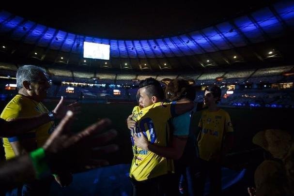 Antes de jogo entre Cruzeiro e Cear, goleiro Fbio foi homenageado pelas 800 partidas a servio do clube. Na imagem, todos os trofus conquistados pelo camisa 1 no time celeste: seis Campeonatos Mineiros (2006, 2008, 2009, 2011, 2014 e 2018), trs Copas do Brasil (2000, 2017 e 2018) e dois Campeonatos Brasileiros (2013 e 2014).