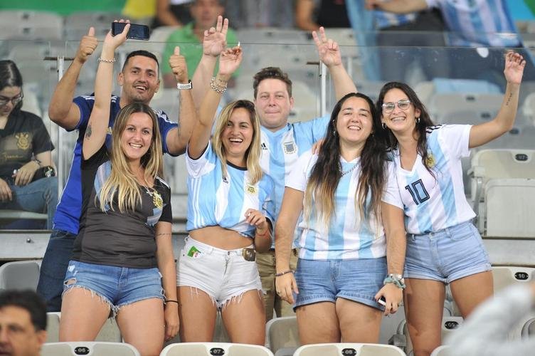 Torcedores na partida entre Argentina e Paraguai, no Mineiro, pela Copa Amrica
