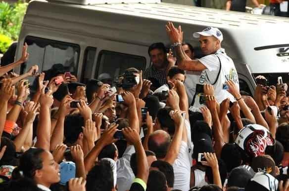 Diego Tardelli nos braos da torcida do Atltico, na chegada a Confins.
Atacante assinar contrato de quatro anos com o clube