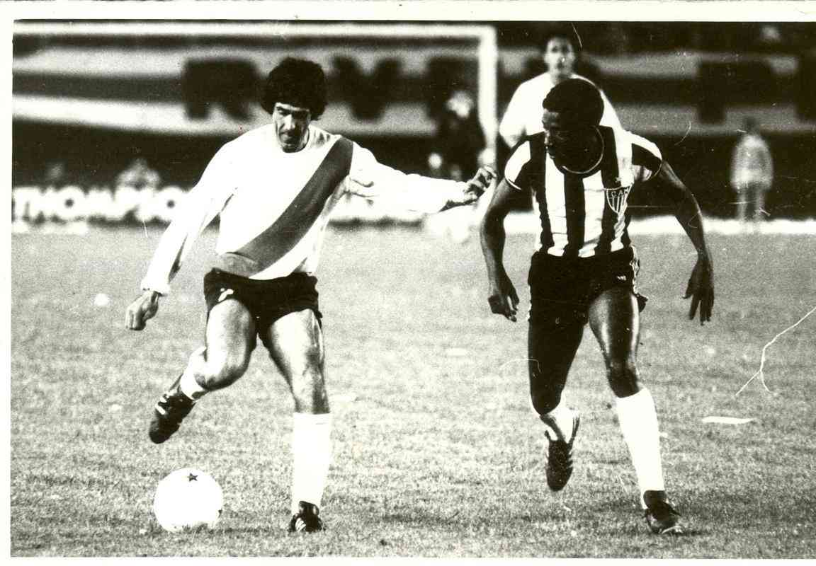 O primeiro confronto entre as equipes aconteceu na fase semifinal da Copa Libertadores de 1978. No Monumental de Nuez, em Buenos Aires, vitria dos donos da casa por 1 a 0, gol de Juan Jos Lopez, aos 8 minutos do primeiro tempo.