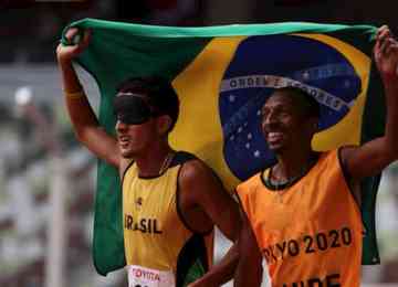 Brasileiro conquistou a segunda medalha dourada, dessa vez nos 1500 m da classe T11 e bateu o recorde mundial