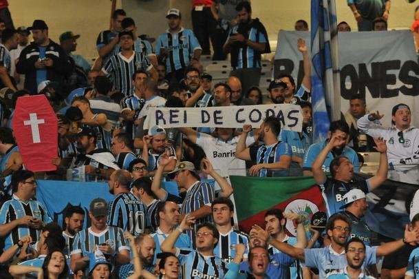 Imagens das torcidas de Atltico e Grmio, no Mineiro, pela deciso da Copa do Brasil