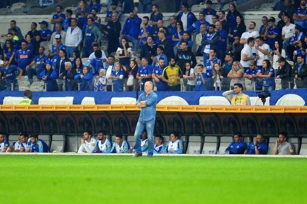 Fotos do primeiro tempo do duelo entre Cruzeiro e Internacional, no Mineiro, pela semifinal da Copa do Brasil