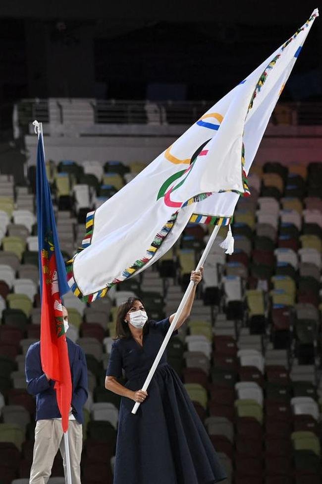 T�quio passa o bast�o a Paris, pr�xima sede dos Jogos Ol�mpicos. Na foto, o presidente do COI, Thomas Bach, e a prefeita da capital francesa, Anne Hidalgo 