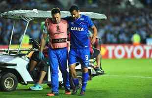 Fotos do primeiro tempo de Racing e Cruzeiro, no El Cilindro, pela Copa Libertadores. Atacante Fred se machucou na panturrilha direita logo no comeo da partida e foi substitudo por Rafael Sobis