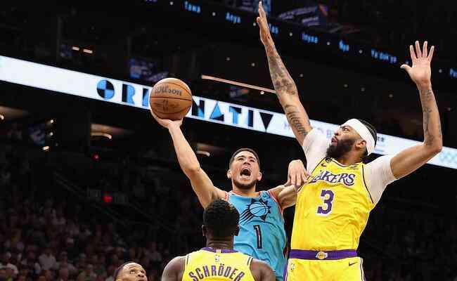 Ala-armador do Suns, Devin Booker anotou 25 pontos no triunfo sobre o Lakers, de Anthony Davis