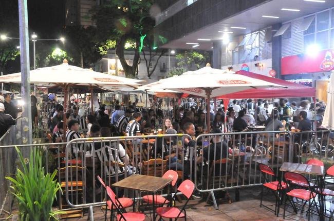 Atleticanos em bares na Savassi, em BH, durante a final da Copa do Brasil contra o Athletico-PR.