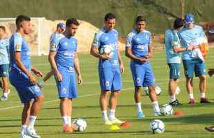 Cruzeiro fez nesta segunda-feira  tarde, na Toca da Raposa II, o ltimo treino em Belo Horizonte antes da partida contra o Internacional, quarta, no Beira-Rio, pela semifinal da Copa do Brasil. O tcnico Rogrio Ceni deve escalar Fbio; Edilson, Ded, Fabrcio Bruno (Leo) e Egdio (Dod); Henrique e Robinho; Marquinhos Gabriel; Thiago Neves e David; Pedro Rocha. Servindo  Seleo Colombiana, Orejuela est fora do jogo.