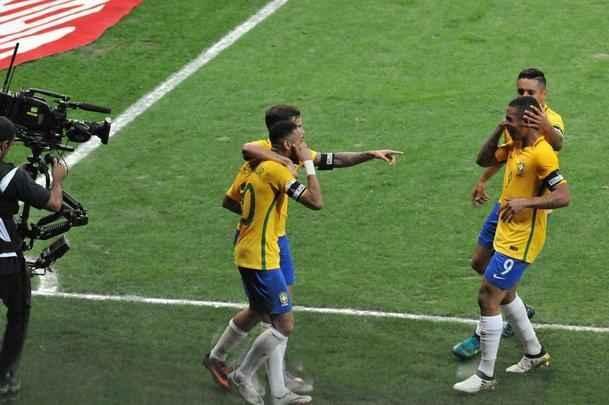 Neymar comemora segundo gol do Brasil sobre a Argentina no Mineiro