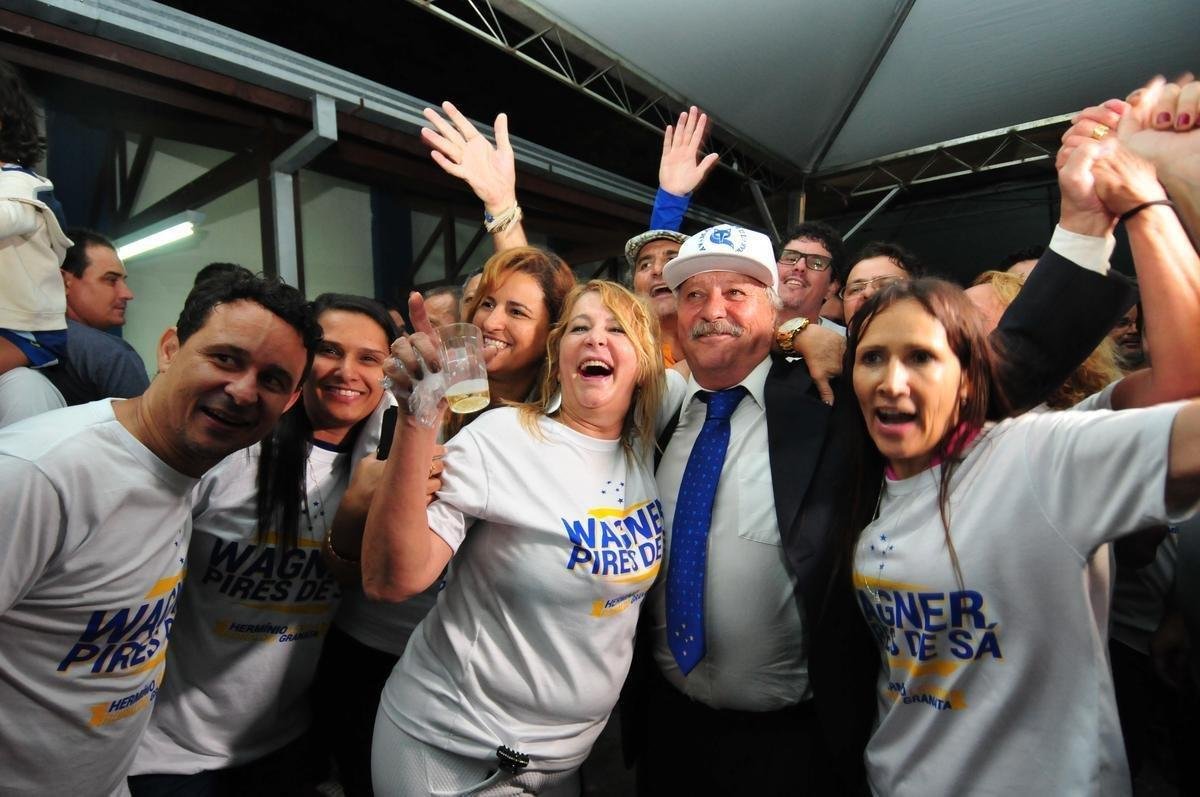 Wagner Pires de S venceu eleio com 235 votos e  o novo presidente do Cruzeiro. Ele comendar o clube no trinio 2018, 2019 e 2020. Srgio Santos Rodrigues, apoiado por Zez Perrella, ficou com 200 votos no pleito.