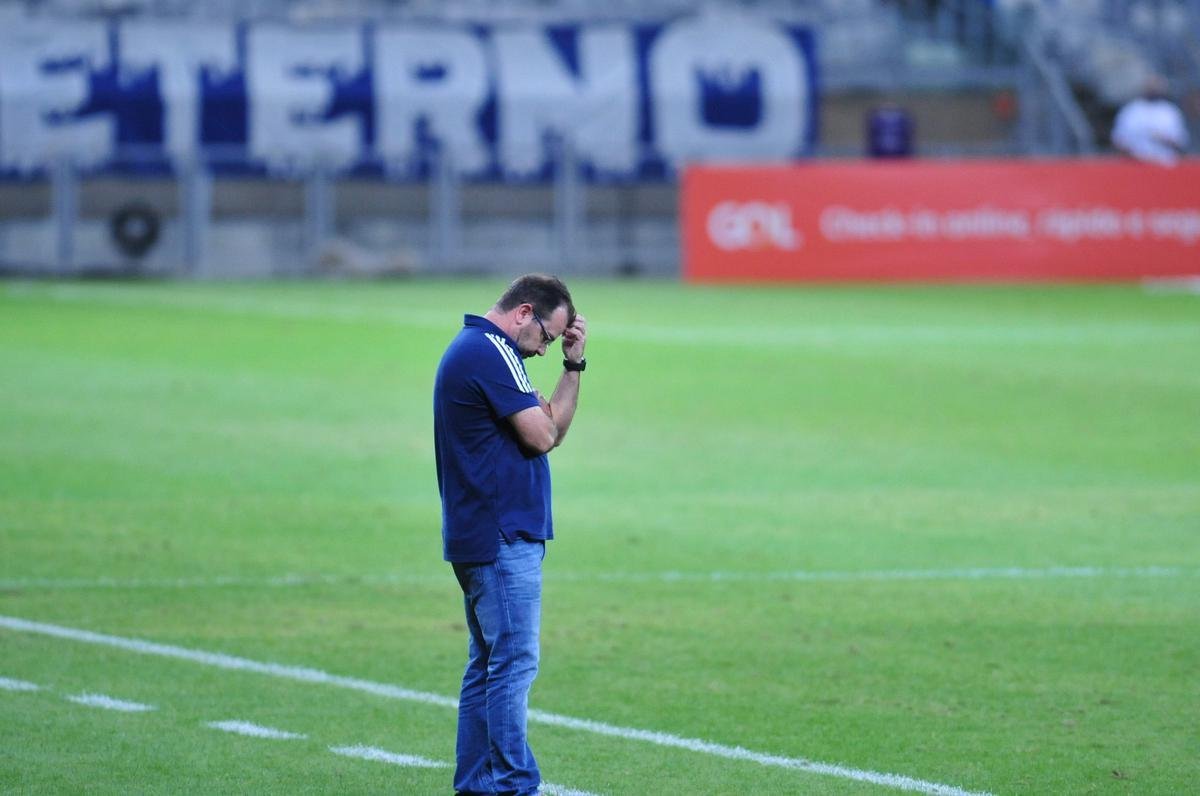 As reaes do tcnico Enderson Moreira e dos jogadores do Cruzeiro com o empate do CRB no fim do segundo tempo, em jogo no Mineiro, pela Srie B: 1 a 1.