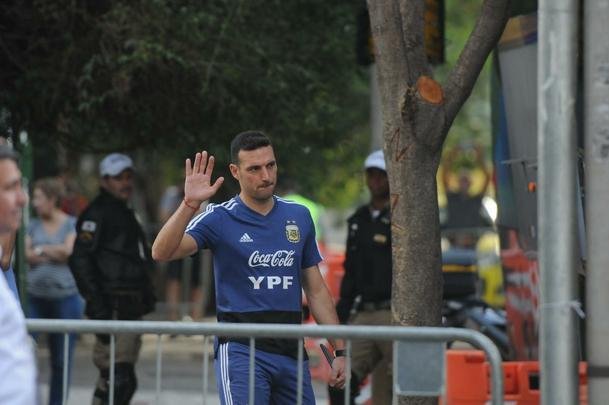 Jogadores da Seleo Argentina deixaram hotel sem contato com torcedores. Em seguida, fizeram um treino fechado no Estdio Independncia. No sbado, Messi e cia decidem terceiro lugar da Copa Amrica na Arena Corinthians