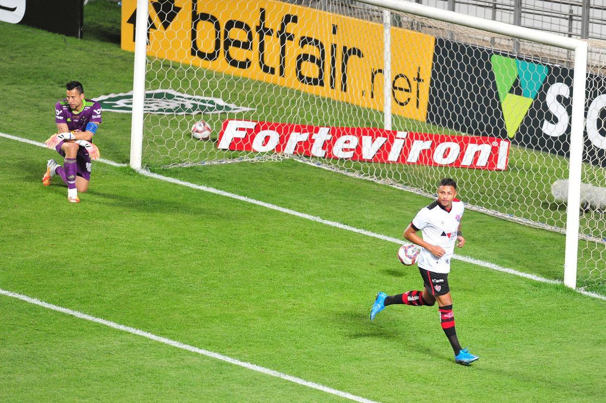 Fotos do duelo entre Cruzeiro e Vitria, no Independncia, em Belo Horizonte, pela 17 rodada da Srie B do Campeonato Brasileiro