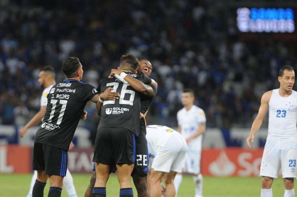 08/05/2019 - bastava ao Cruzeiro ganhar do Emelec por 1 a 0 para terminar a fase de grupos da Copa Libertadores com 100% de aproveitamento e nenhum gol sofrido. Seria uma combinao indita na histria da competio sul-americana. Mas os equatorianos surpreenderam e venceram por 2 a 1, no Mineiro. Coincidncia ou no, o revs foi a porta de entrada para a derrocada celeste em 2019. Depois daquele jogo, a Raposa disputou 43 partidas, obtendo seis vitrias, 19 empates e 18 derrotas.