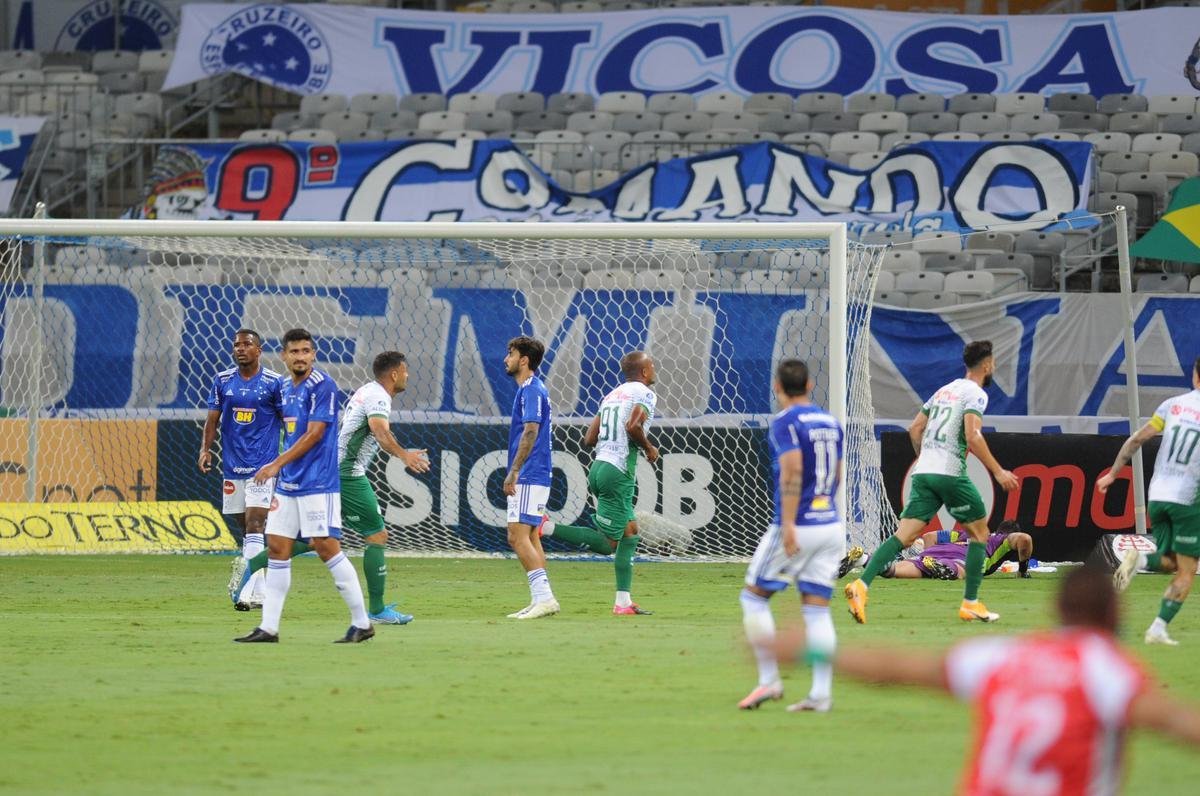 Murilo Rangel abriu o placar para o Guarani em chute perfeito no ngulo esquerdo de Fbio