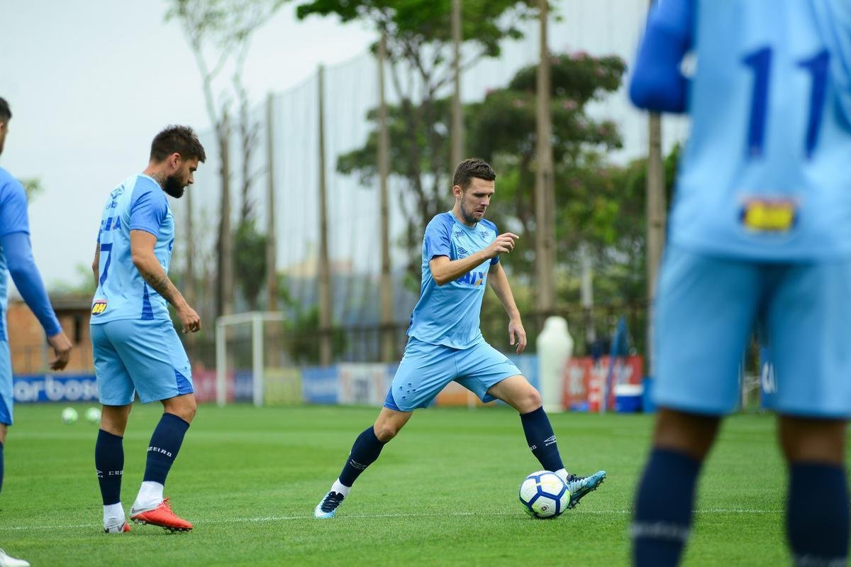 Imagens do treino do Cruzeiro nesta sexta-feira (12/10), antes do jogo contra o Vasco, pelo Brasileiro