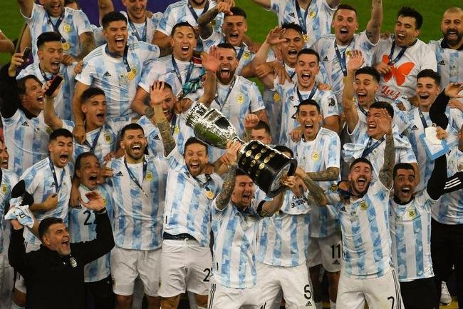 Argentina conquistou 15 ttiulo da Copa Amrica ao vencer o Brasil por 1 a 0, neste sbado, no Maracan. nico gol foi marcado por Di Mara, eleito o destaque da deciso. J o astro Lionel Messi ganhou o prmio de craque da competio.
