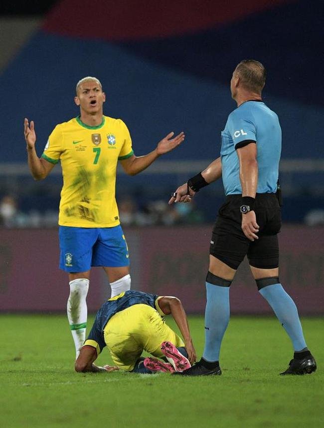 Brasil e Colmbia se enfrentaram no Estdio Nilton Santos, pelo Grupo B da Copa Amrica