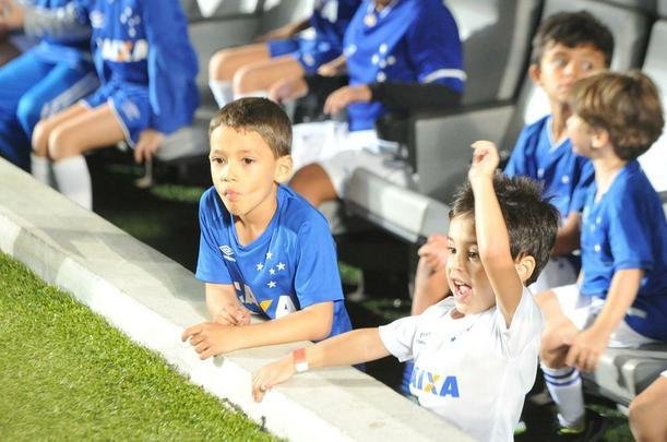 Torcida do Cruzeiro encarou frio e crise de abastecimento para apoiar o time contra o Palmeiras, no Mineiro