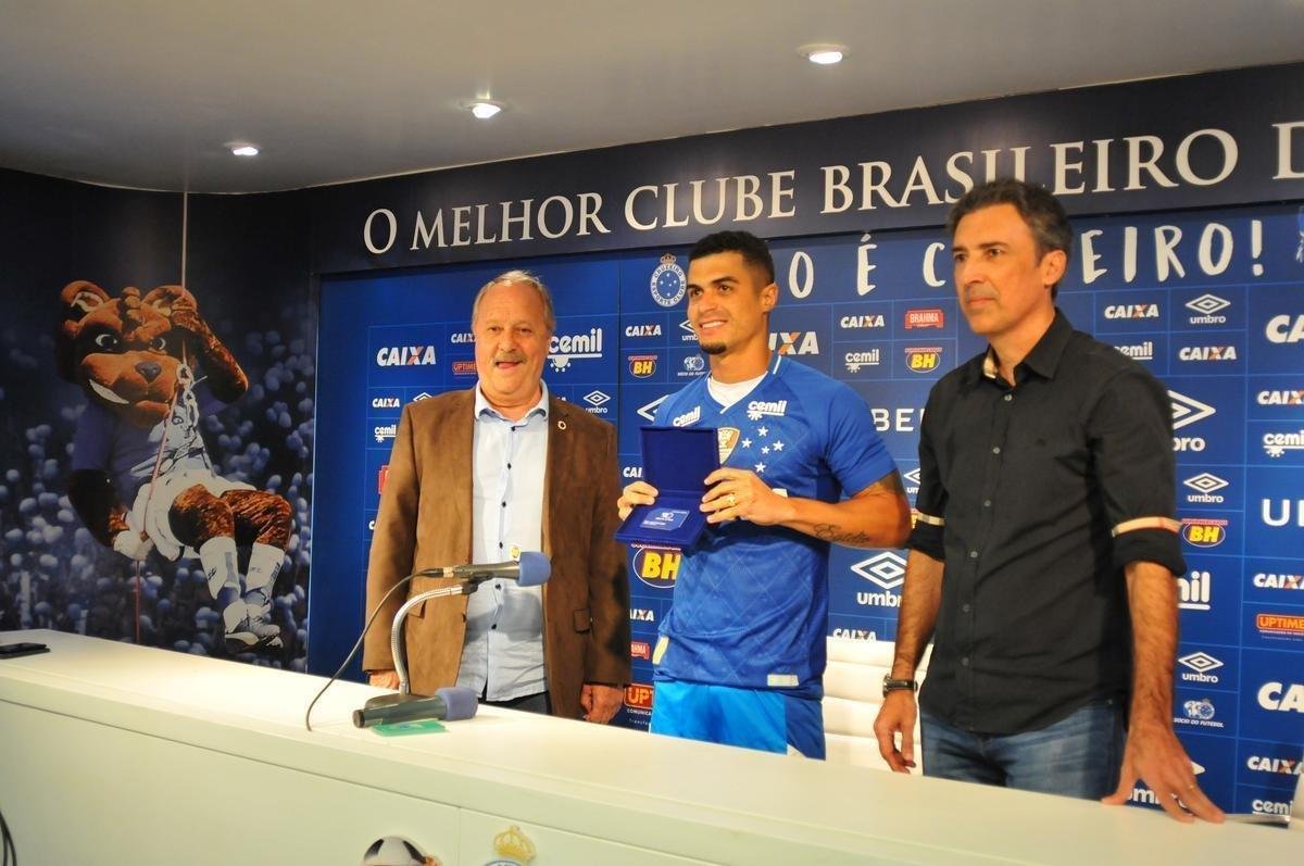 Cruzeiro apresentou o lateral-esquerdo Egdio como novo reforo para a temporada 2018
