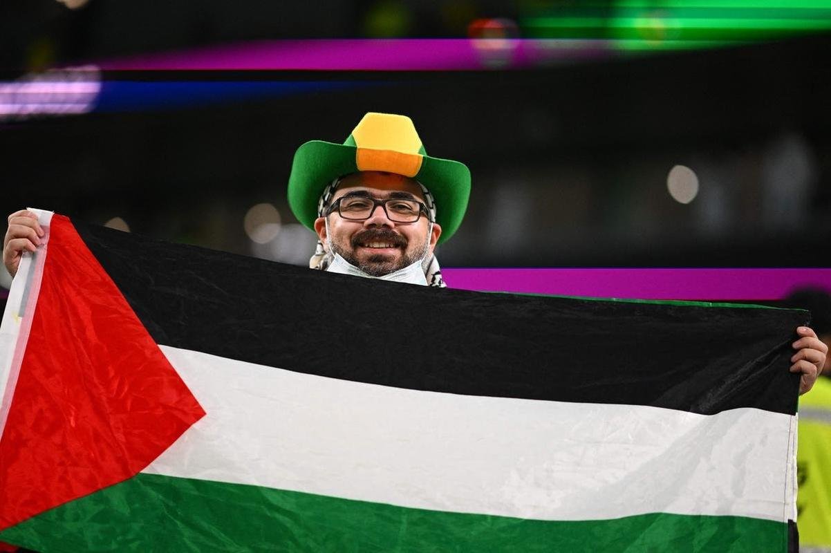 Fotos das torcidas de Brasil e Crocia no Estdio da Educao, em Al-Rayyan, no Catar, em duelo pelas quartas de final da Copa do Mundo