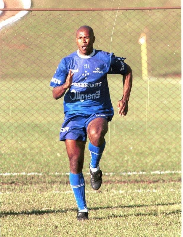 Fotos do zagueiro Joo Carlos em suas passagens pelo Cruzeiro, entre 1996 e 2001