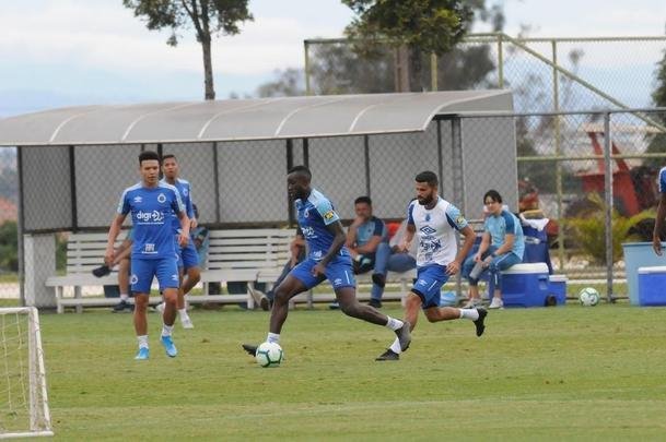 Adilson Batista em ao em seu primeiro treino  frente do Cruzeiro