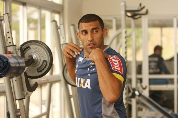 Ramn bila realiza atividades na sala de musculao da Toca da Raposa II