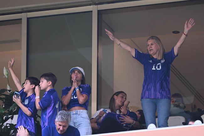 Famlia de Messi na final da Copa do Mundo, no Estdio Lusail: esposa Antonela Roccuzzo, filhos Thiago, Mateo e Ciro; me Celia Maria Cuccittini e pai, Jorge Messi