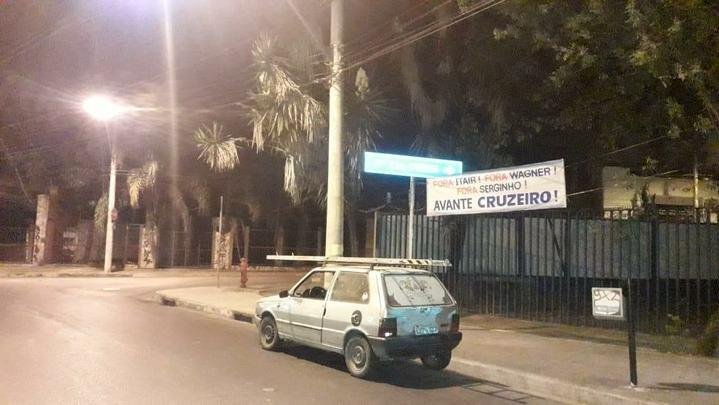 Faixas contra a diretoria do Cruzeiro