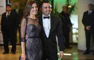 Casamento de Messi rene constelao de astros do futebol - Xavi e a esposa no tapete vermelho