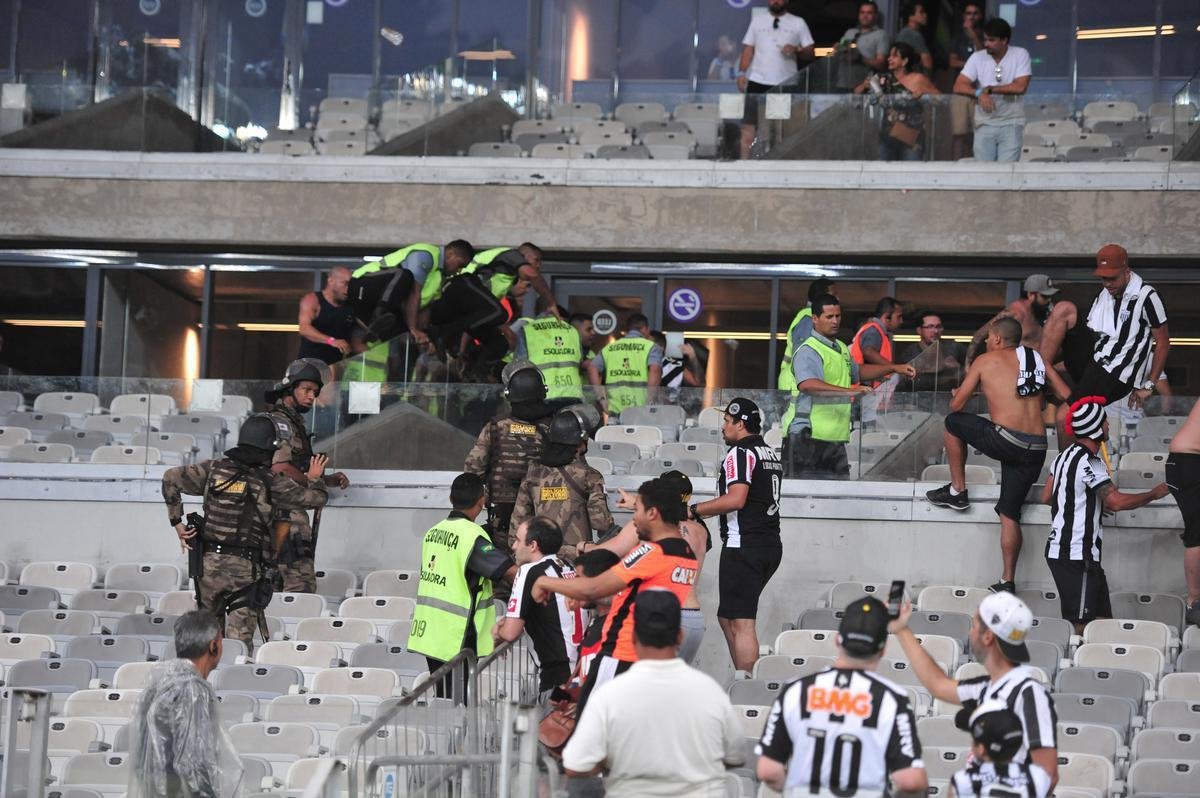 Atleticanos invadiram camarote de cruzeirenses, e torcedores entraram em confronto