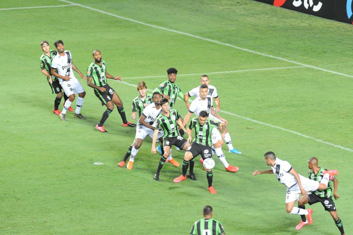 Fotos do duelo entre Amrica e Ponte Preta, no Independncia, em Belo Horizonte, em jogo de volta da quarta fase da Copa do Brasil