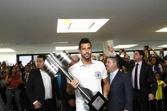 Governador Anastasia entregou uma placa aos campees brasileiros e recebeu uma camisa do Cruzeiro de presente, na Cidade Administrativa