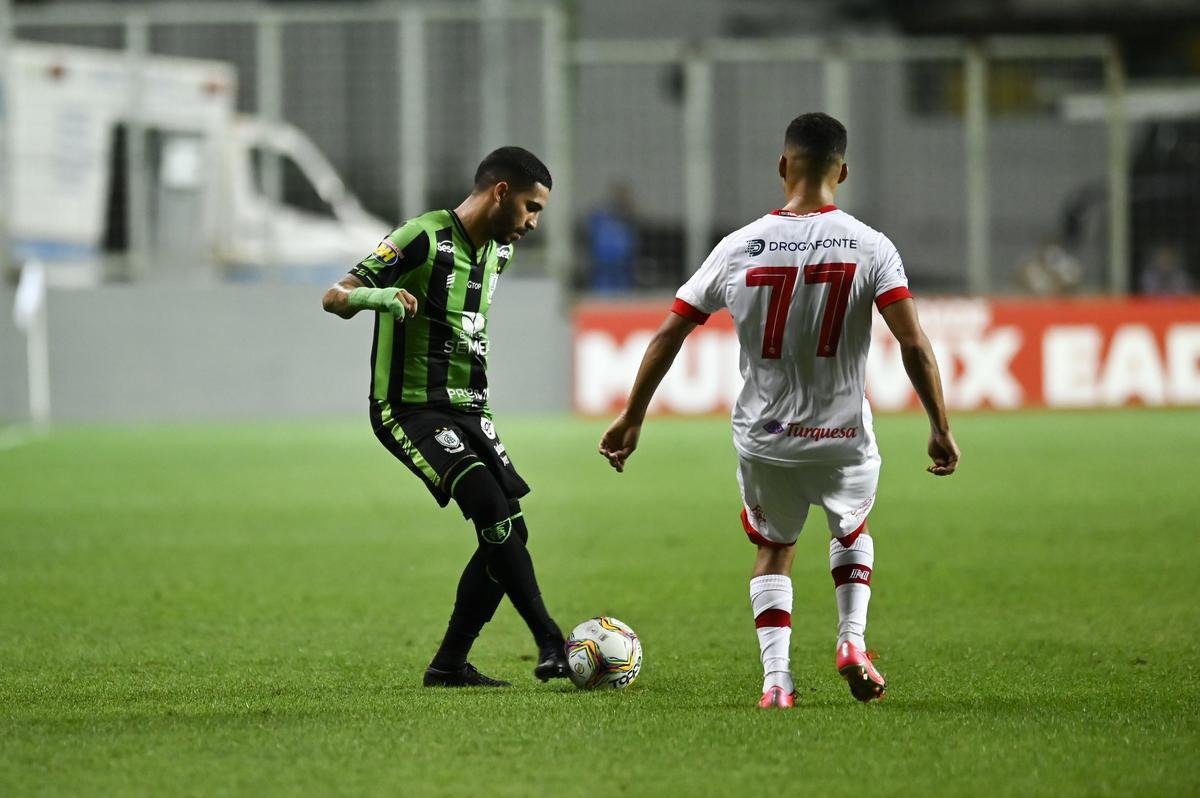 Pela 15ª rodada da Série B, o Náutico visitou o América-MG tentando reagir na tabela e manter a invencibilidade diante do ex-alvirrubro Lisca