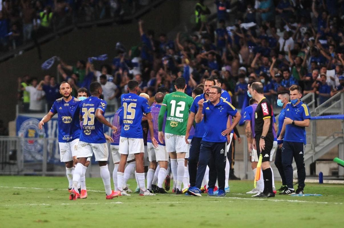 Fotos da partida entre Cruzeiro e Brusque, no Mineiro, em BH, pela 35 rodada da Srie B do Brasileiro