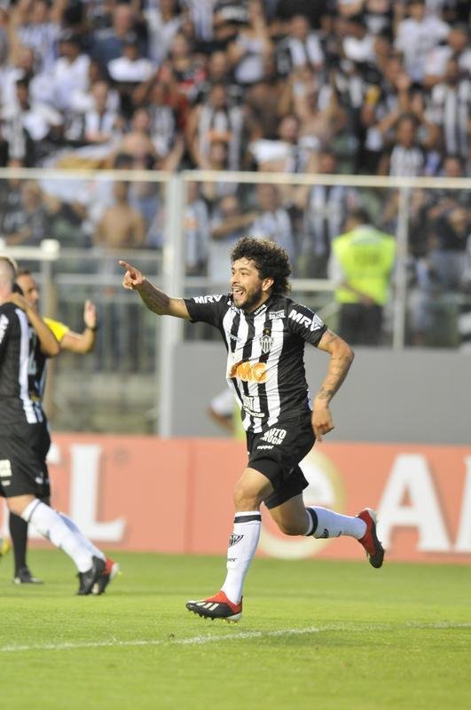 No primeiro tempo, Atltico abriu 3 a 1 no placar, com gols de Luan e Ricardo Oliveira (2)