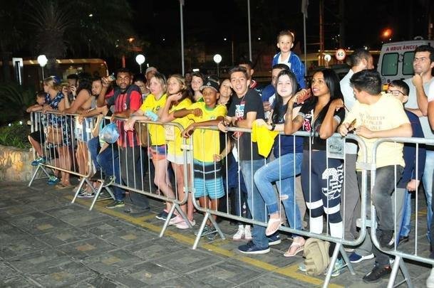 Jogadores da Seleo Brasileira deixaram o hotel rumo ao Mineiro e receberam apoio caloroso da torcida mineira para encarar a Argentina pela semifinal da Copa Amrica