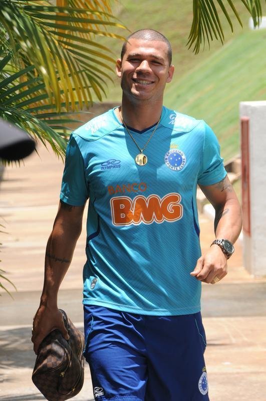 Nilton (volante) - assinou por trs anos com o Cruzeiro depois de rescindir contrato com o Vasco na Justia. E viveu a melhor fase da carreira, principalmente em 2013, quando marcou sete gols no Brasileiro e ajudou a equipe a erguer a taa. Em 2014, acabou perdendo a posio para Henrique, que formou dupla com Lucas Silva.