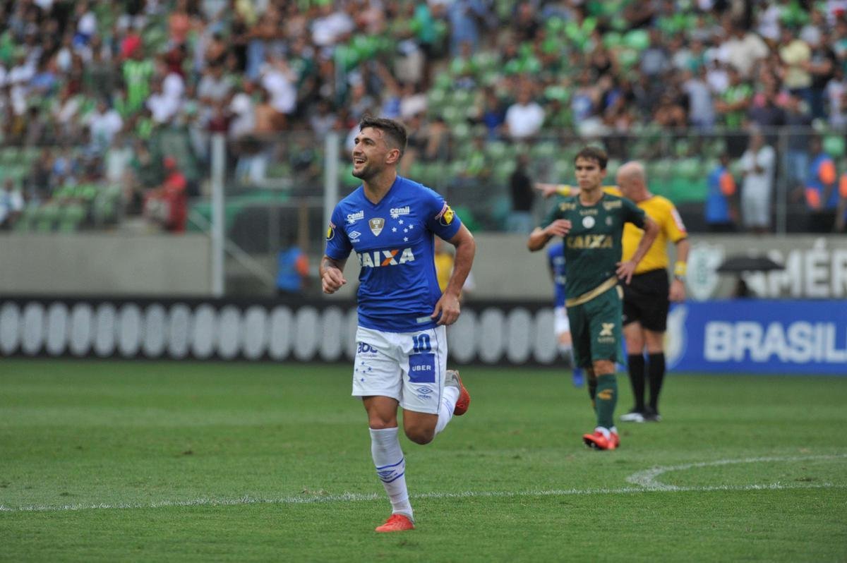 O Cruzeiro venceu o Amrica por 2 a 1, no dia 4 de novembro de 2018, no Independncia, em Belo Horizonte, pela 32 rodada da Srie A do Campeonato Brasileiro. Os gols da Raposa foram marcados por De Arrascaeta e Thiago Neves. Rafael Moura descontou para o Coelho.