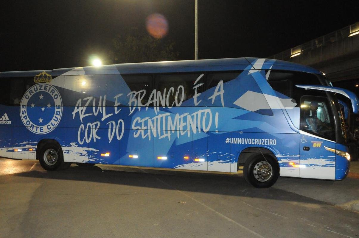 Torcida do Cruzeiro voltou ao Mineiro aps meses de ausncia devido  pandemia. Houve grandes filas devido  desorganizao do clube, que demorou a enviar funcionrios aos portes para fazer a conferncia dos exames de COVID-19. Na Alameda das Palmeiras, muitos cruzeirenses se aglomeraram e no usaram mscara prximo ao Bar do Peixe.